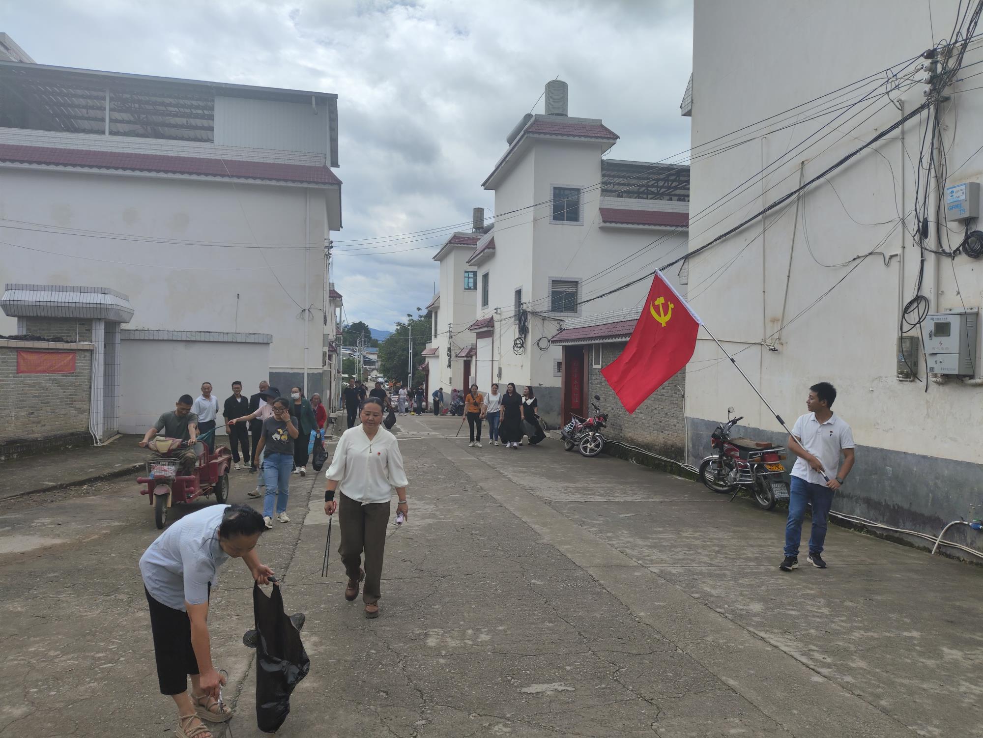 凤庆滇红建投联合开展为民服务彰显初心使命 携手同行绘清洁蓝图共筑美丽社区 “三个一千”活动