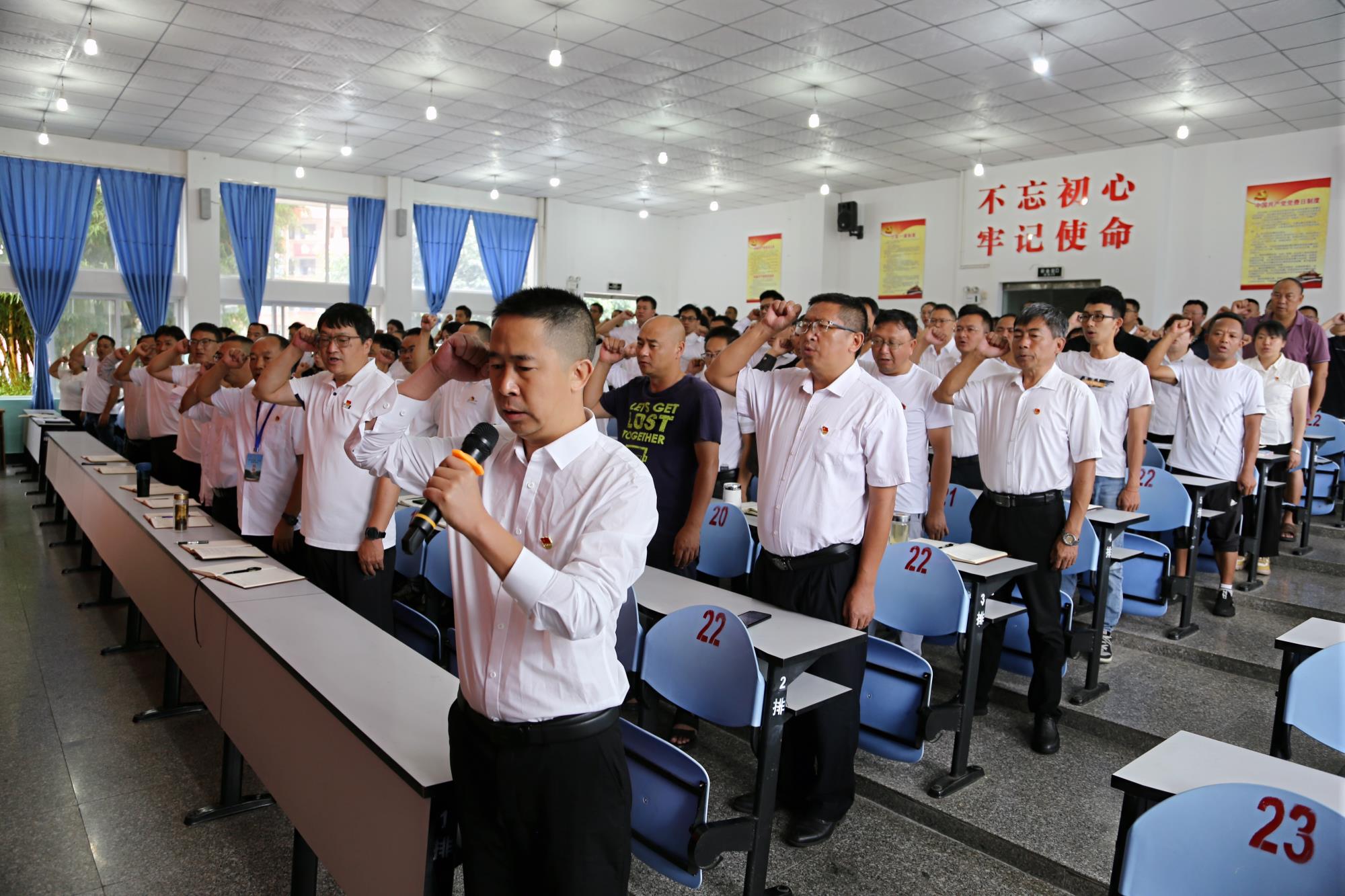 勤学强党性  服务显初心 ——凤庆县第一中学组织开展2024年“七一”系列活动。