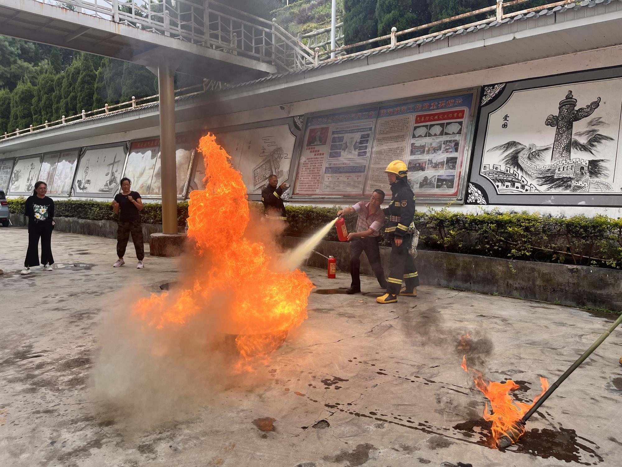 凤庆气象局 : 时刻绷紧“安全弦”筑牢安全生产“防火墙”
