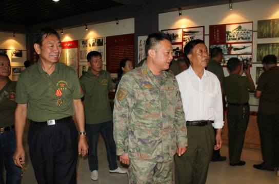 深圳特区老兵走进军营共庆“建军节”
