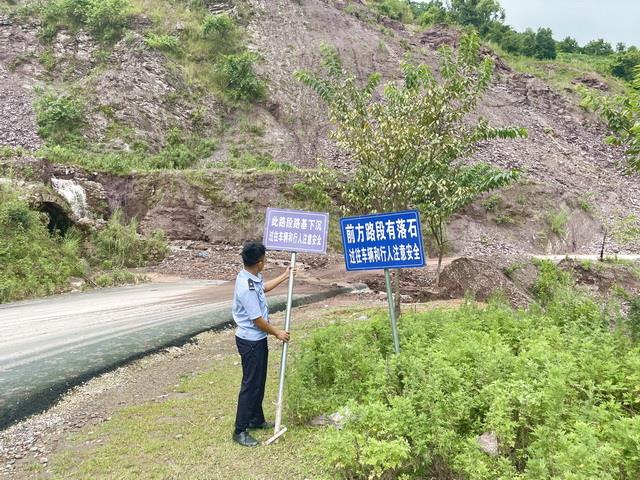 凤庆县公安局诗礼派出所“四个抓实”强化汛期道路交通安全管理工作