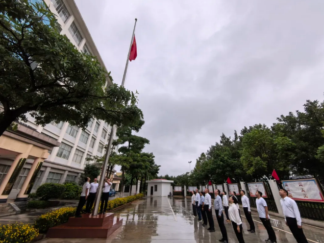 红河州退役军人事务局举行庆祝中华人民共和国成立75周年升国旗仪式